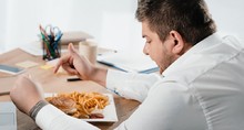 10 rodzajów jedzenia, których lepiej nie przynosić do pracy