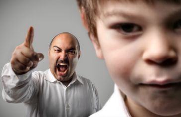 Znalezione obrazy dla zapytania krzyk dziecka za ojcem