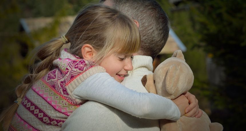 6 miłych rzeczy, które możesz powiedzieć córce zamiast komplementować jej urodę