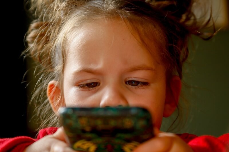 małe dziecko a smartfon