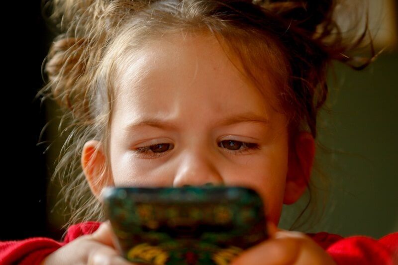 małe dziecko a smartfon