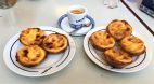 Słynne pasteis de Belém - podawane na ciepło, posypane cynamonem babeczki, najpopularniejsze ciasteczka w Lizbonie i całej Portugalii.