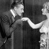 Całowanie kobiecej dłoni – odrzucający relikt przeszłości czy jednak szarmancki gest?