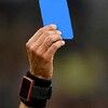 Niebieska kartka w piłce nożnej – przepisy, opinie, kontrowersje. Czy ta zmiana ma sens?