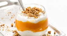 Deser jogurtowy z musem pomarańczowym