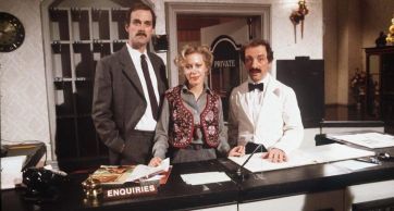 John Cleese nagrywa nowy „Hotel Zacisze”. Czy ma to sens w dobie galopującej poprawności politycznej?