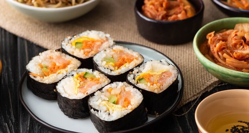 Sushi z wędzonym łososiem