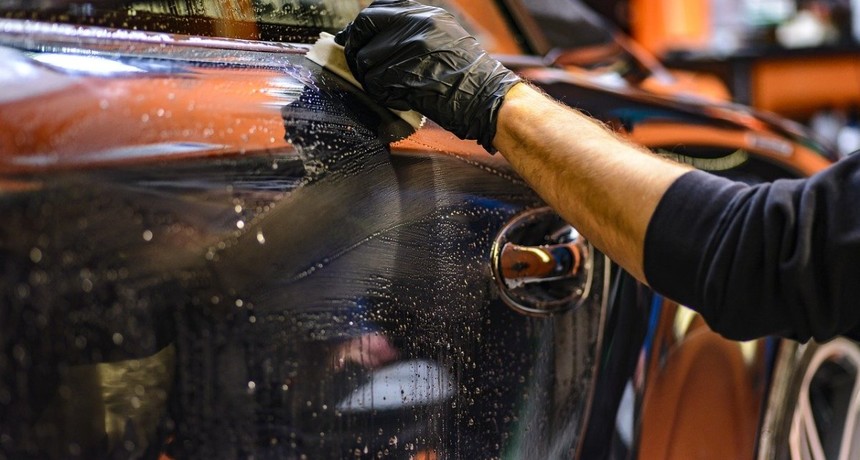 Jak umyć samochód bez użycia wody? Czy bezwodne mycie ma sens?