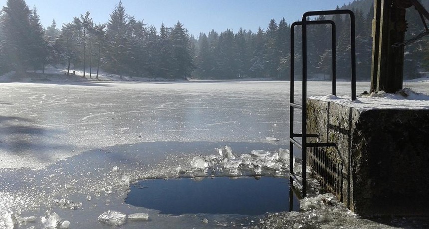 Otwór w lodzie na zamarzniętym jeziorze