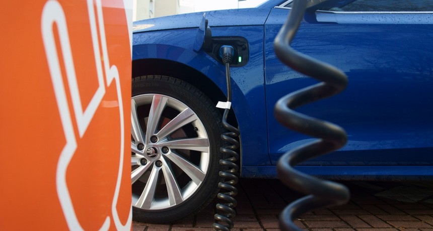 „Elektryki” w cenie aut spalinowych już w 2026 r. Będą duże obniżki