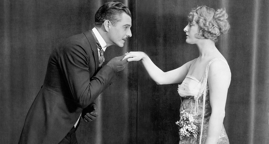 Całowanie kobiecej dłoni – odrzucający relikt przeszłości czy jednak szarmancki gest?