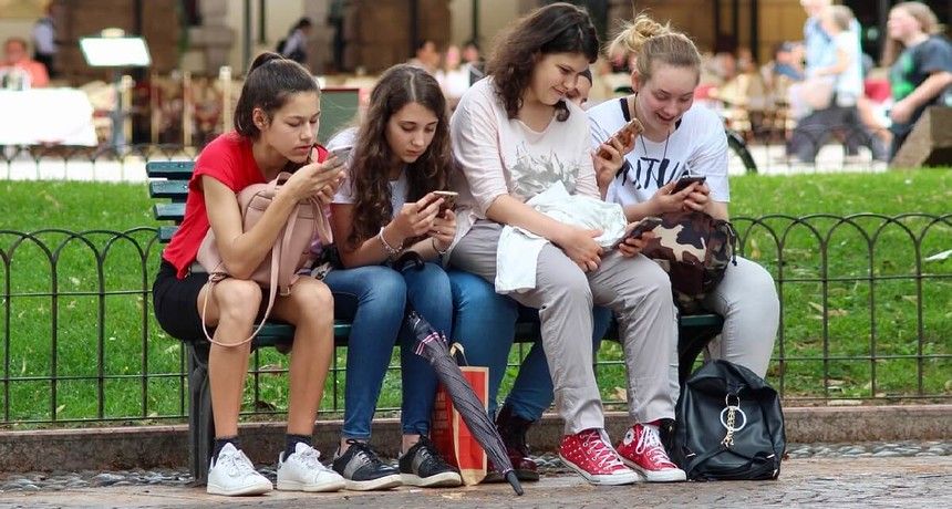 nastolatki z telefonami komórkowymi