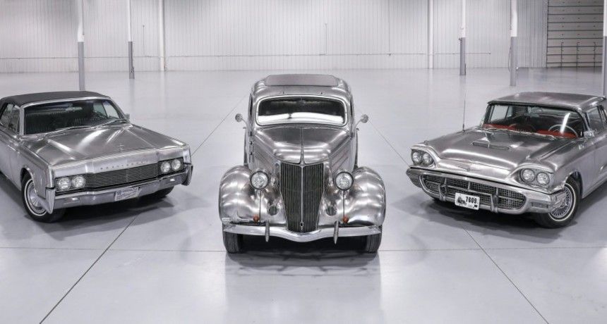 Od lewej: Lincoln Continental, Ford Deluxe Sedan, Ford Thunderbird