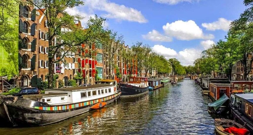 Budynki nad jednym z kanałów w Amsterdamie