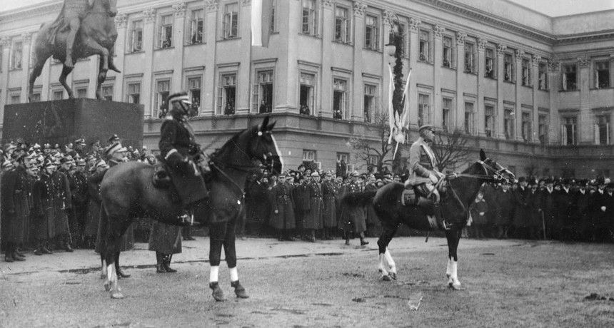 Józef Piłsudski na koniu podczas święta niepodległości