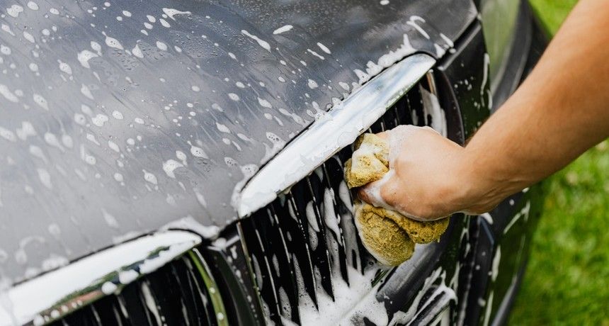 Czy można myć auto na własnej posesji? Zależy, gdzie