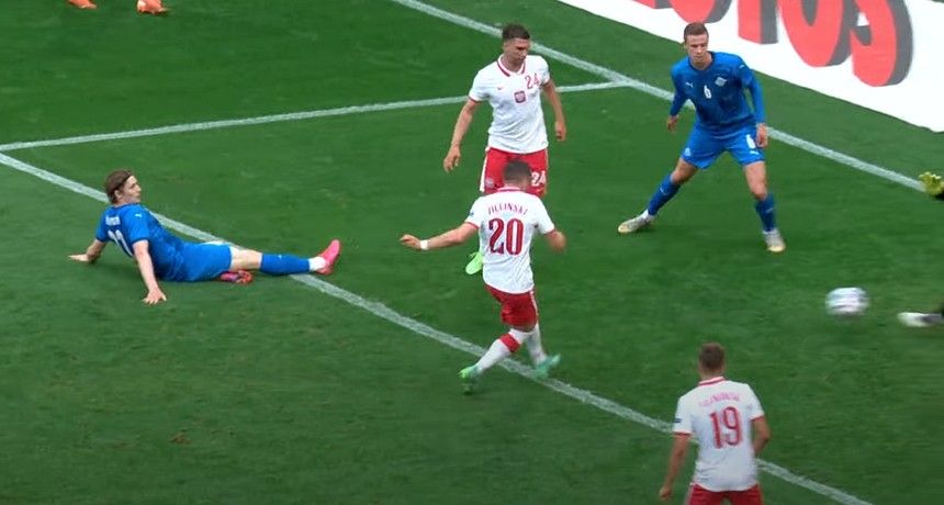 Gol Zielińskiego w meczu Polska-Islandia