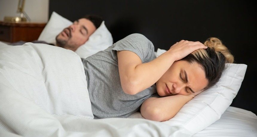Spanie osobno gdy partner chrapie