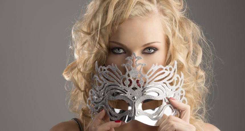 Blondynka kobieta ukrywa się pod maską