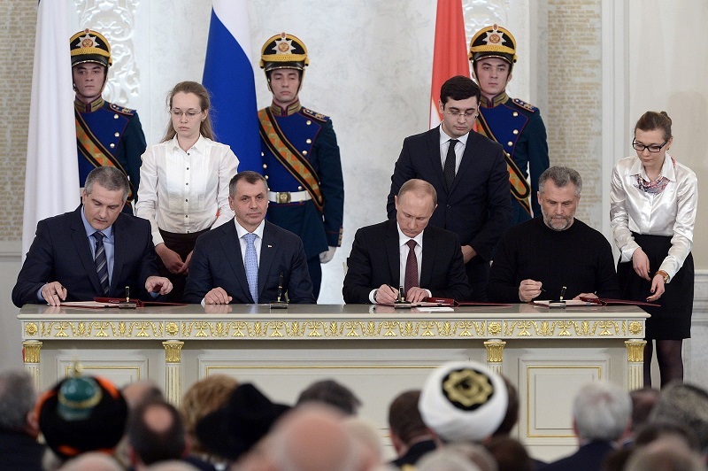 Władimir Putin podpisuje dekret o aneksji Krymu w 2014