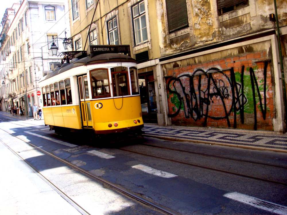 Słynny żółty tramwaj – jeden z symboli Lizbony