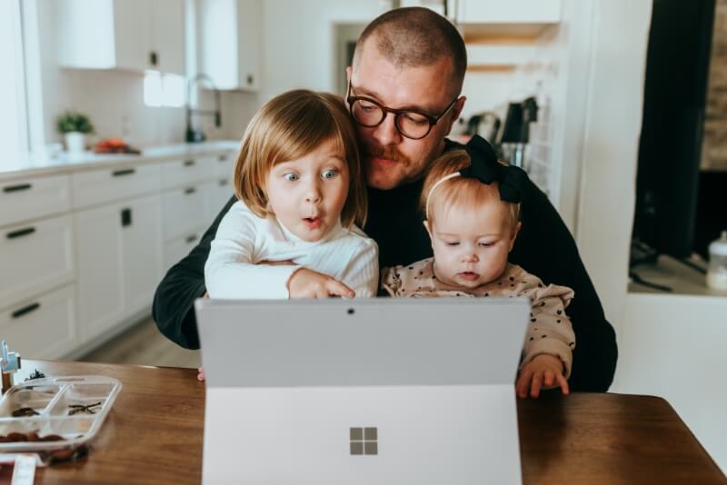 tata z dziećmi przed komputerem
