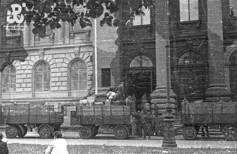 Niemiecki transport "łupów" z warszawskiej Zachęty. 1944. Fot. Wikimedia