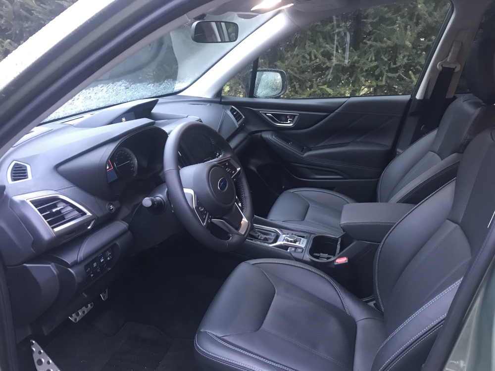 Nowy Subaru Forester wnętrze przód