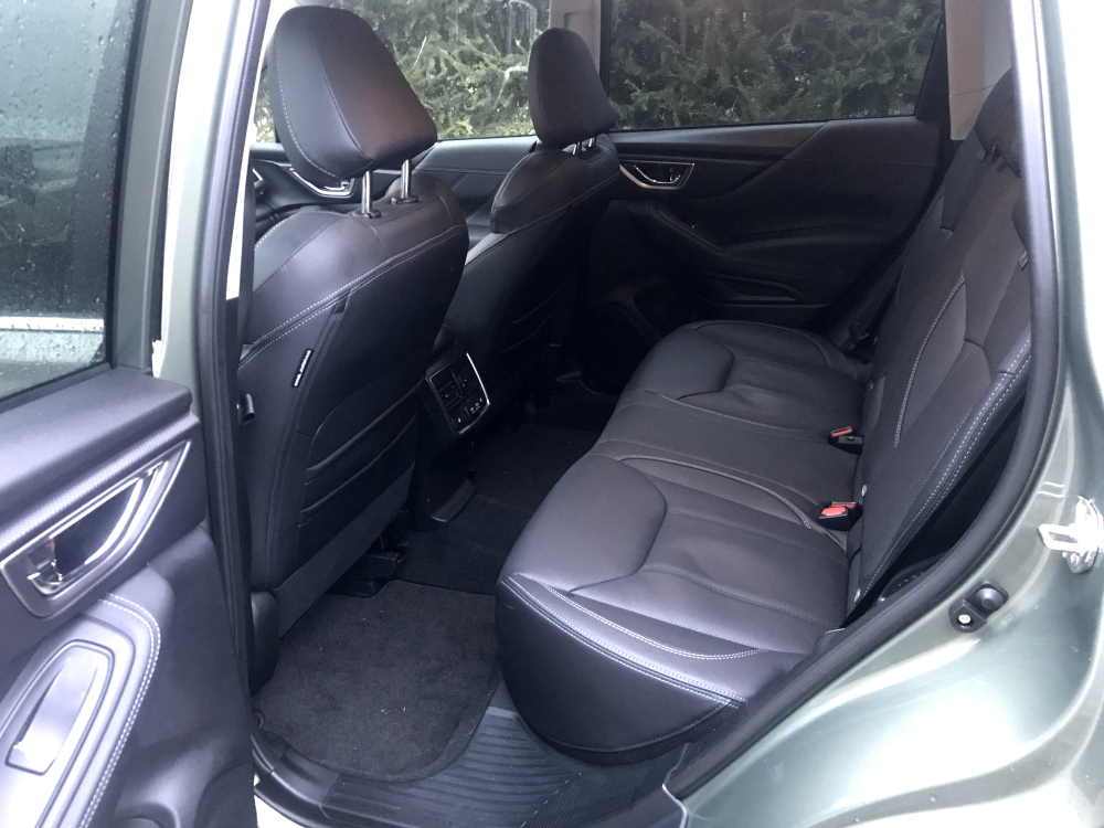 Nowy Subaru Forester wnętrze tył