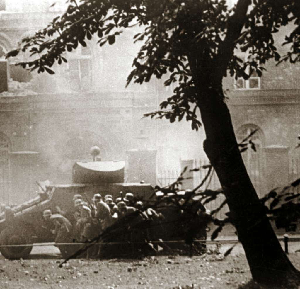 Niemiecki samochód pancerny podczas ataku na Pocztę Gdańską