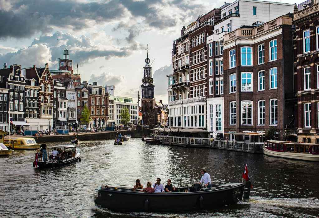 Między innymi dla takich widoków ludzie odwiedzają Amsterdam
