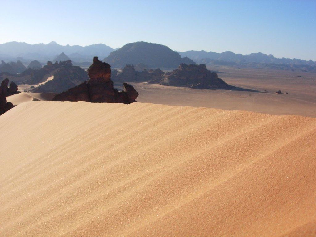 Libia. Większą część terytorium tego kraju zajmuje pustynia.