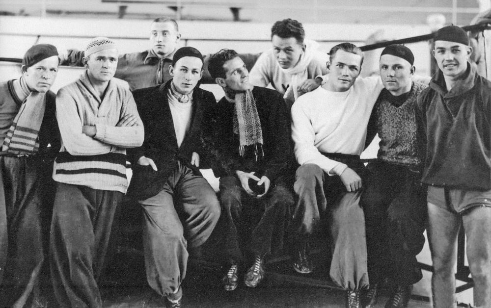 Henryk Chmielewski (pierwszy z prawej w dolnym rzędzie) z kolegami i trenerem Feliksem Stammem jako członek polskiej reprezentacji bokserskiej na Pięściarski Puchar Europy Środkowej w Essen, 1934