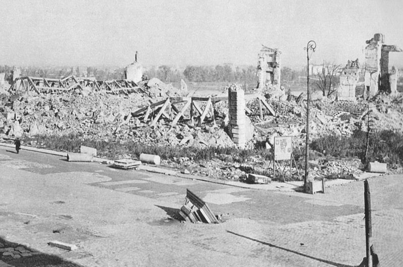 Ruiny zniszczonego przez Niemców Zamku Królewskiego w Warszawie