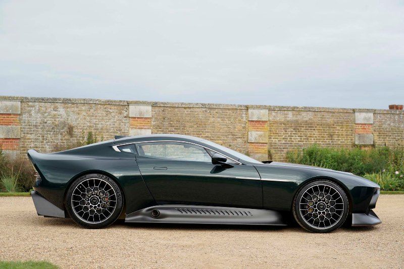 Aston Martin Victor z profilu