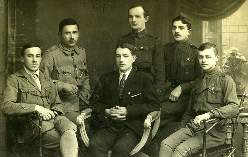 Pilecki (pierwszy z prawej) z drużyną harcerską w 1917