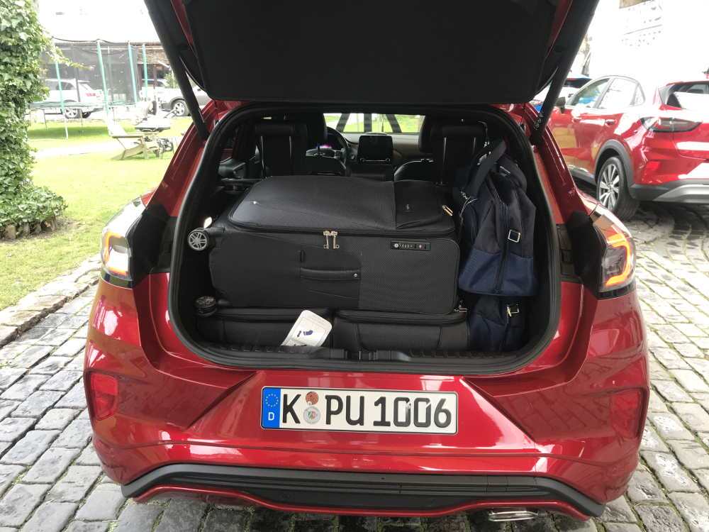 Nowy Ford Puma posiada bagażnik o pojemności 406 litrów
