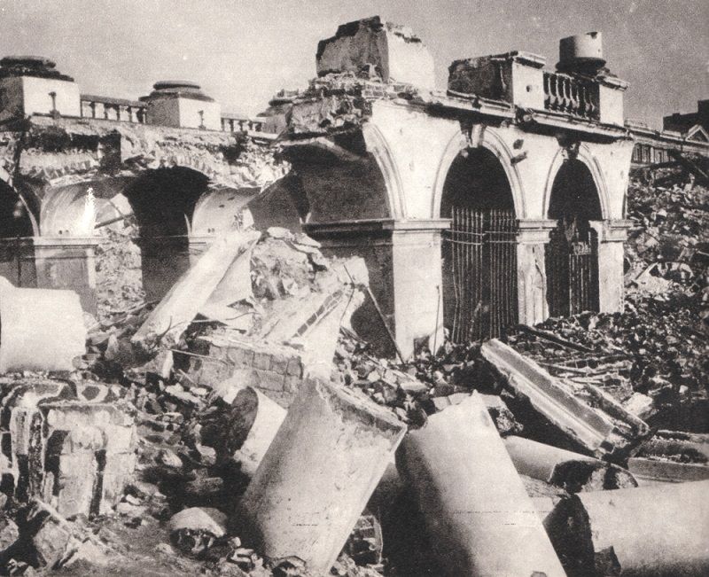 Zniszczony po Powstaniu Warszawskim Pałac Saski