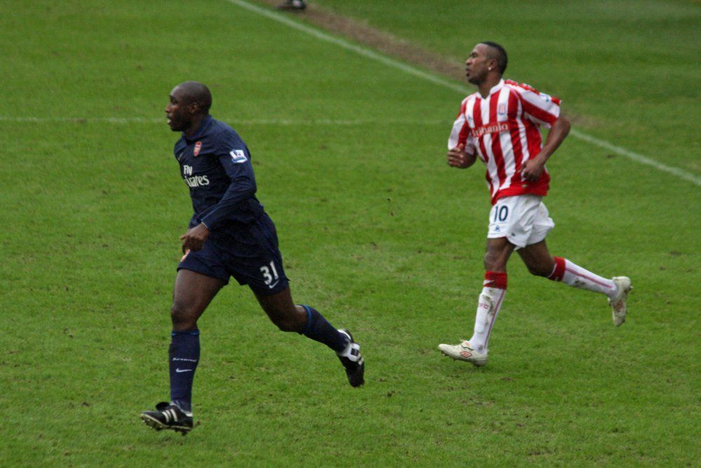 Sol Campbell w barwach Arsenalu w meczu przeciwko Stoke City