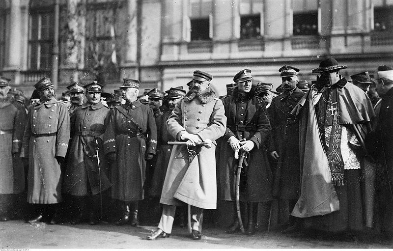 Piłsudski odbiera buławę marszałkowską