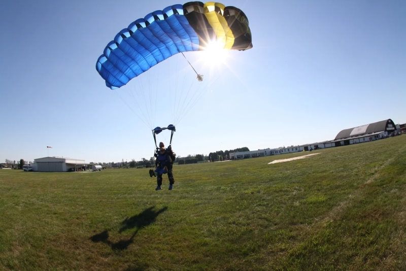 Lądowanie po skoku ze spadochronem