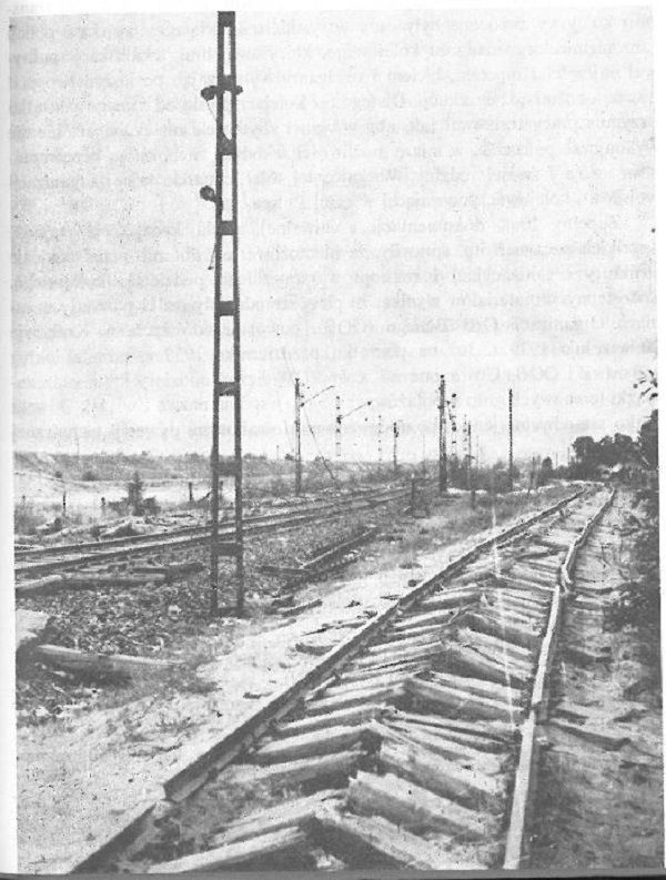 Tory kolejowe zniszczone przez wycofujące się oddziały niemieckie