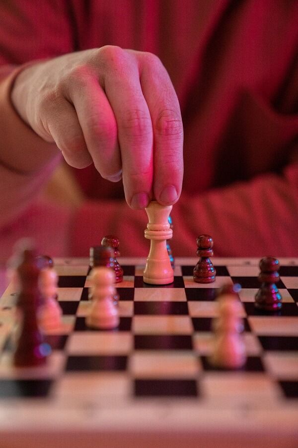 mężczyzna gra w szachy