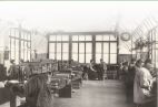Na zdjęciu widać zakład wykończeniowy Tissot, w 1923 roku. Fotografia powstała w budynku zaadoptowanym na fabrykę Tissot, w latach 1917-1918. 
